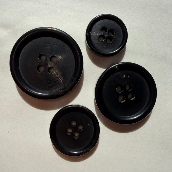 Black Horn / Suit Button / 4 Hole