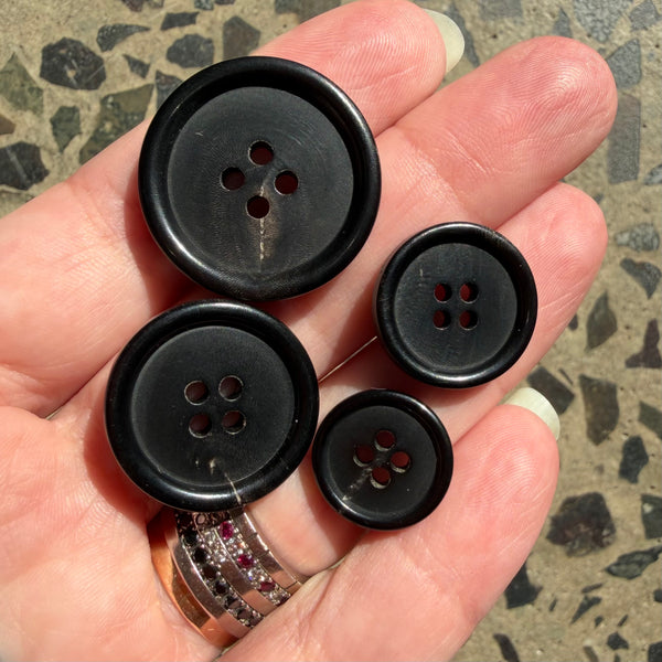 Black Horn / Suit Button / 4 Hole