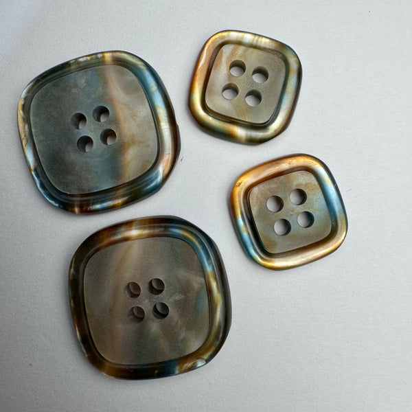 Square button with rim / 4 hole