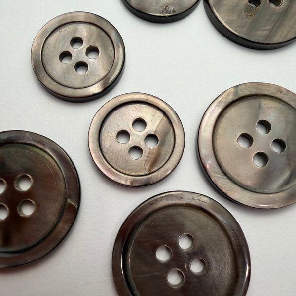 Grey Shell / Classic Button / 4 hole