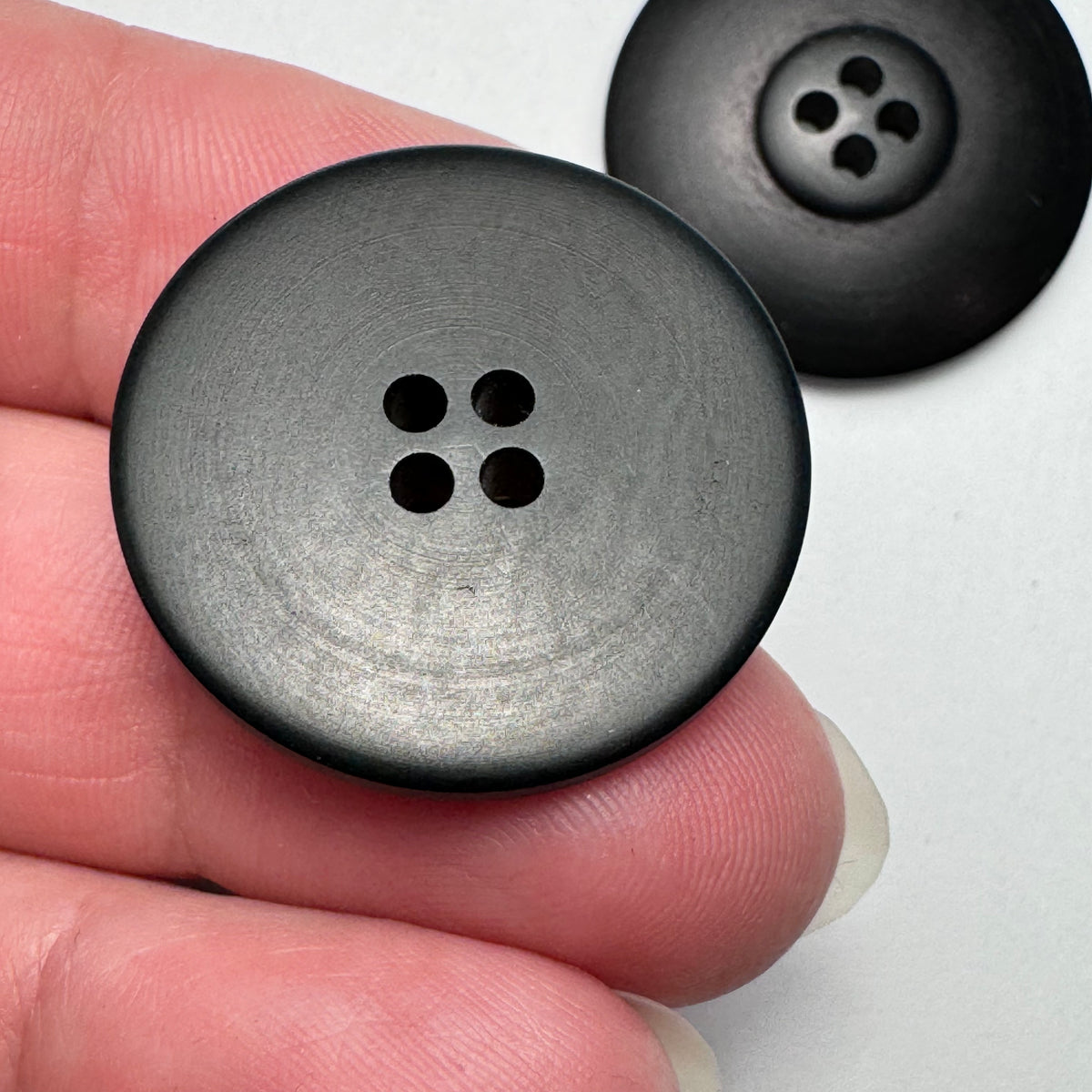 Black / Flat top with raised back / 4 hole – Buttonmania