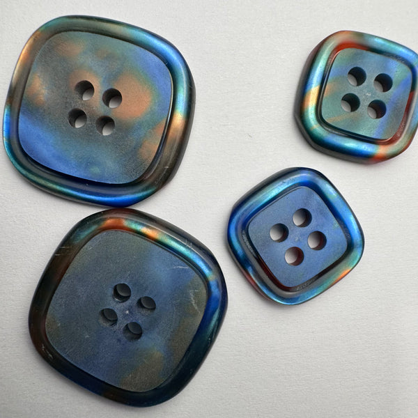 Square button with rim / 4 hole