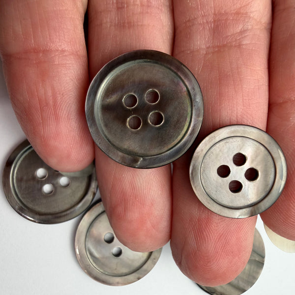 Grey Shell / Classic Button / 4 hole