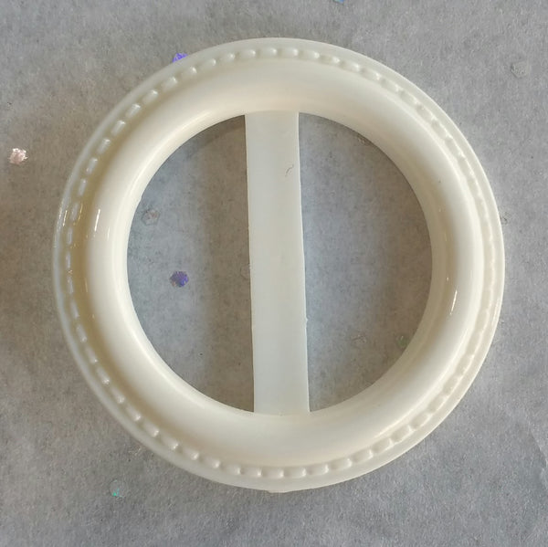 White Buckle / Round / Plastic