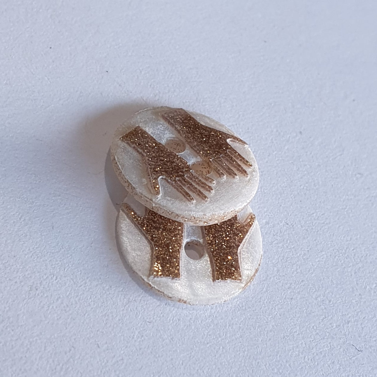 Glitter Gold Hands Clapping / Shell / 2 Hole – Buttonmania