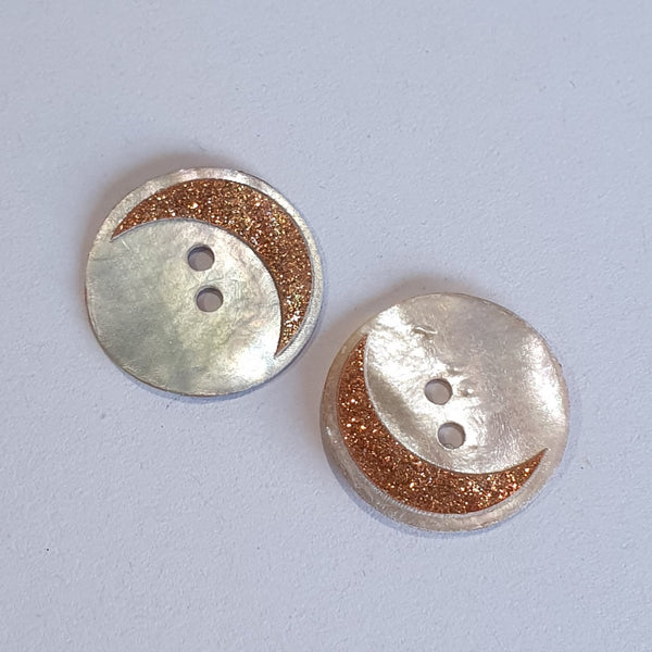 Moon Crescent on Circle / Shell / 2 Hole