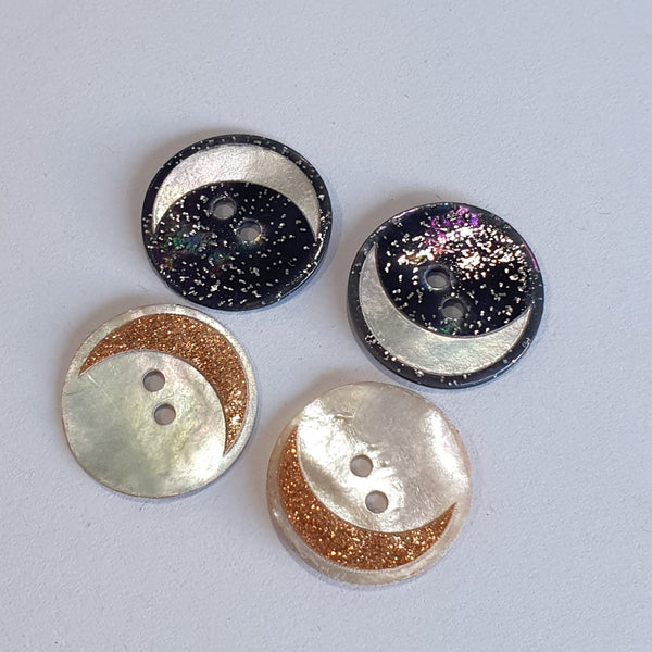 Moon Crescent on Circle / Shell / 2 Hole