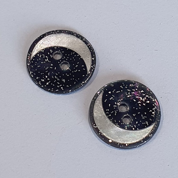 Moon Crescent on Circle / Shell / 2 Hole