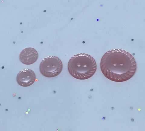Pale pink button / Scallop edge / Shiny