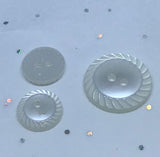 Pearl white button / Scallop edge / Shiny