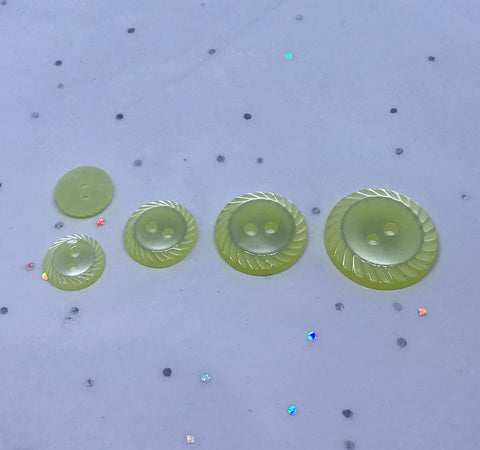 Pale yellow button / Scallop edge / Shiny