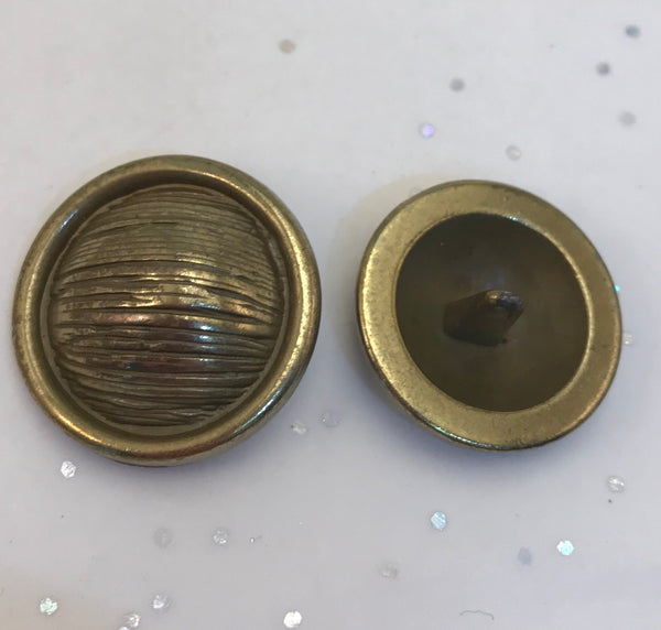 Brass / Textured Lined Dome / Metal / Shiny